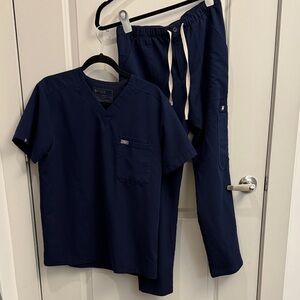 Figs Men’s Small Scrub Set (Slim Fit) - Top and Bottlm